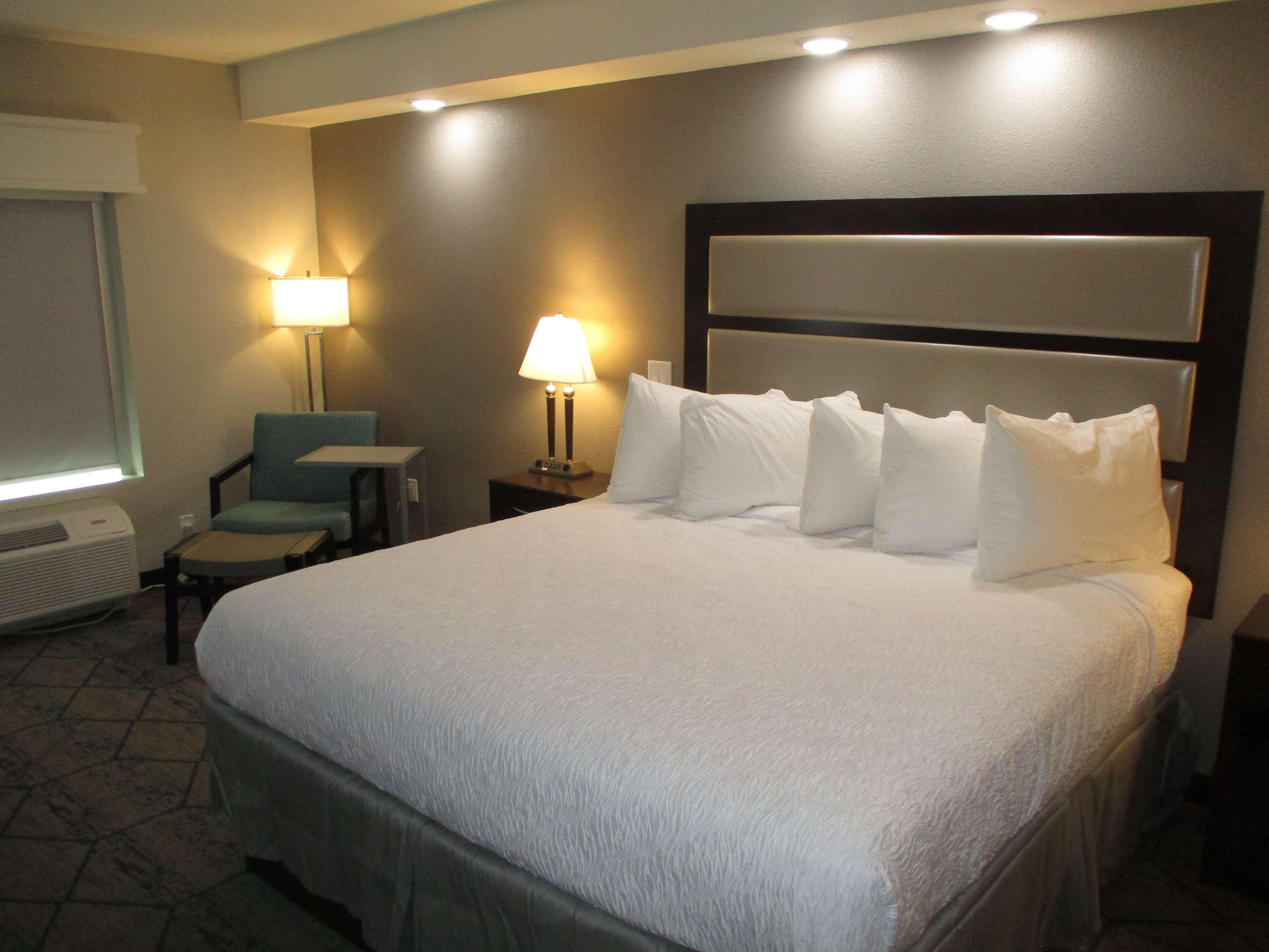 Best Western Plus Mcpherson Екстер'єр фото